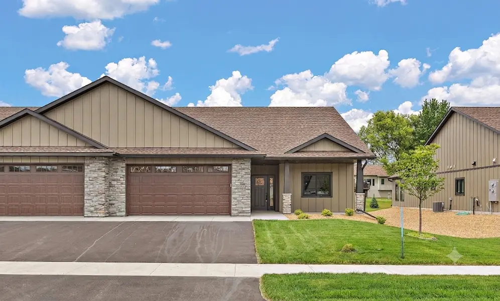 1043 Legend LN, River Falls, WI 54022