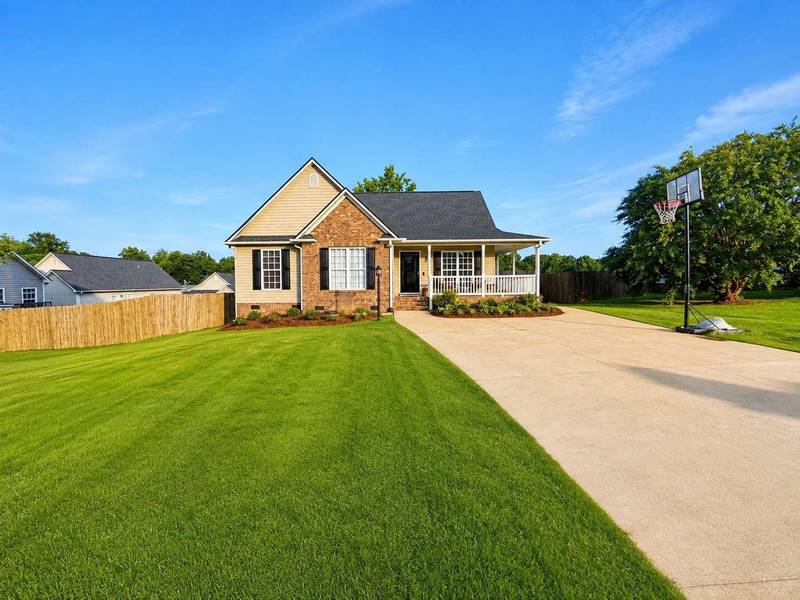 710 Running Creek LN, Boiling Springs, SC 29316