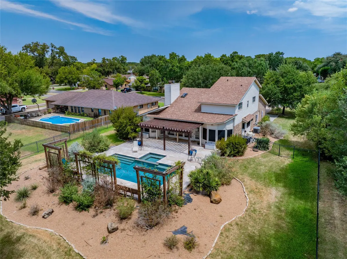 640 S College ST, La Grange, TX 78945