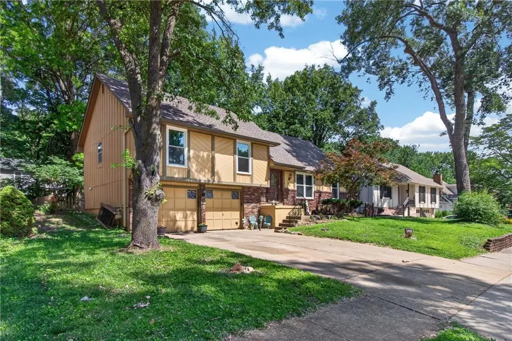 509 NE Country LN, Lee's Summit, MO 64086