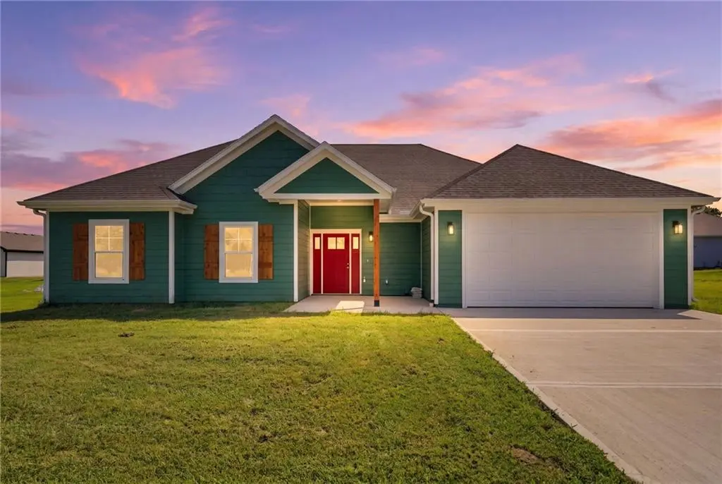 206 Constitution LN, East Lynne, MO 64743