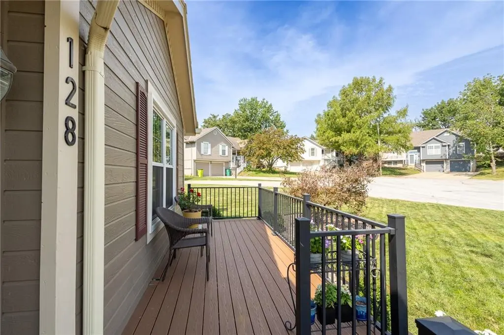 128 SW Tess CT, Lee's Summit, MO 64081