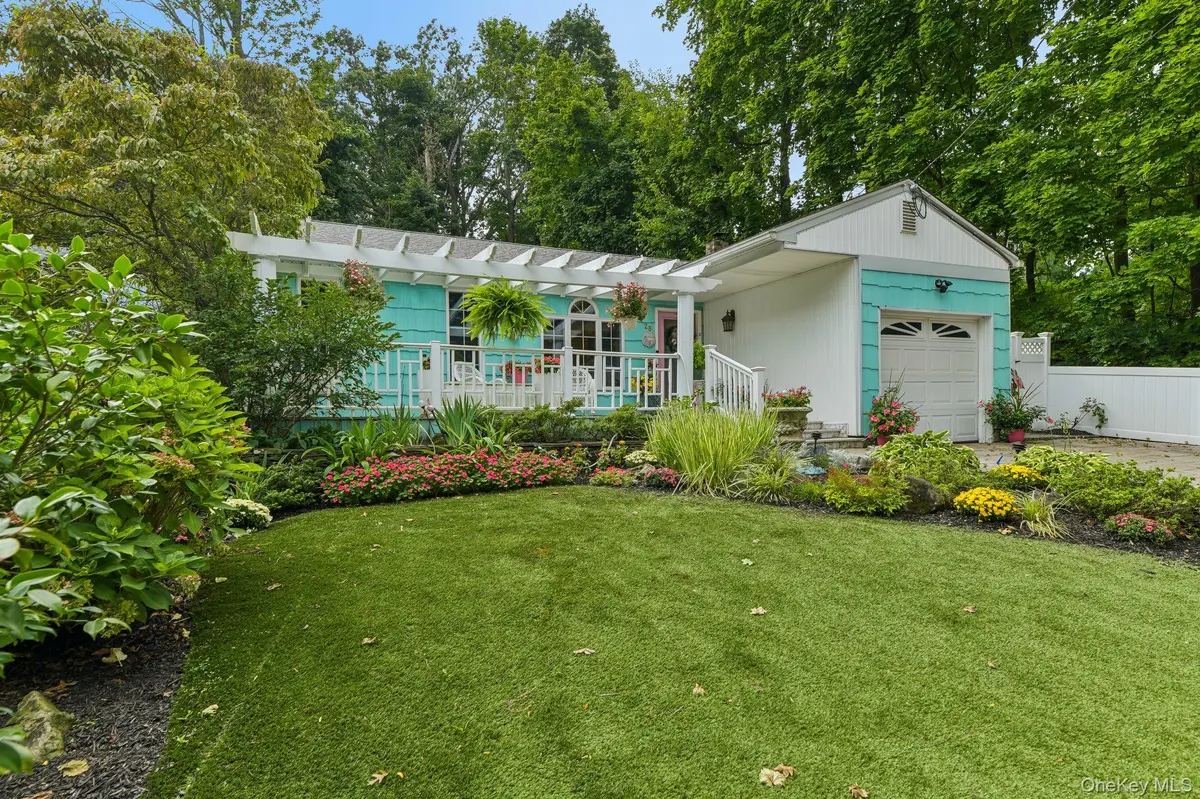 28 Forest DR, East Northport, NY 11731