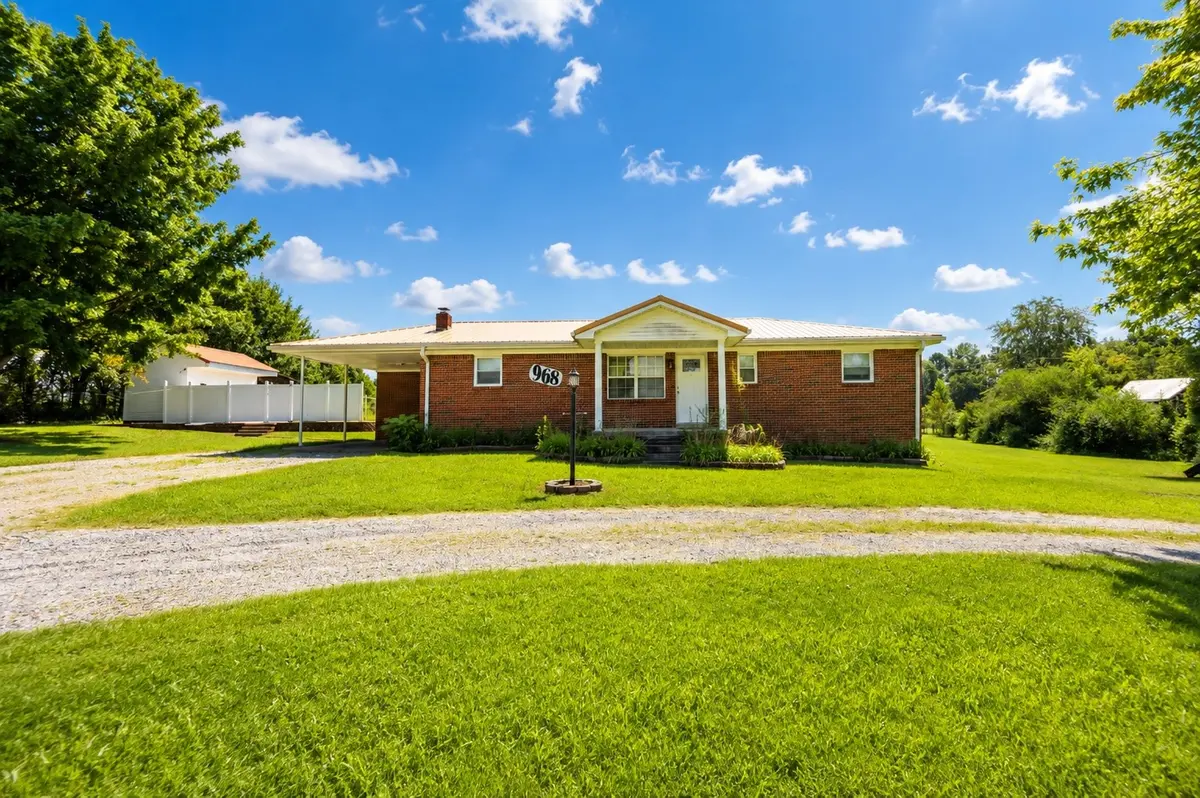 968 Old Nashville Hwy, Mc Ewen, TN 37101