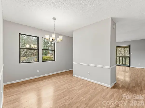 102 Abbey CIR, Asheville, NC 28805