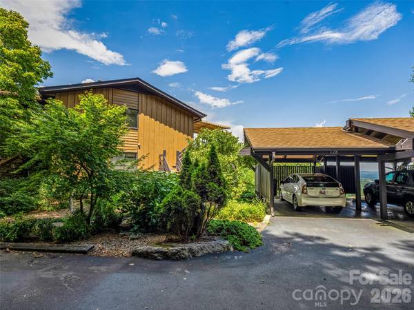 128 Country Ridge RD, Hendersonville, NC 28739