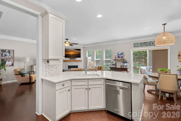 2207 Whitford LN, Charlotte, NC 28210