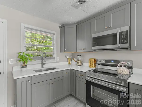 71 Harvey Osteen RD, Zirconia, NC 28790