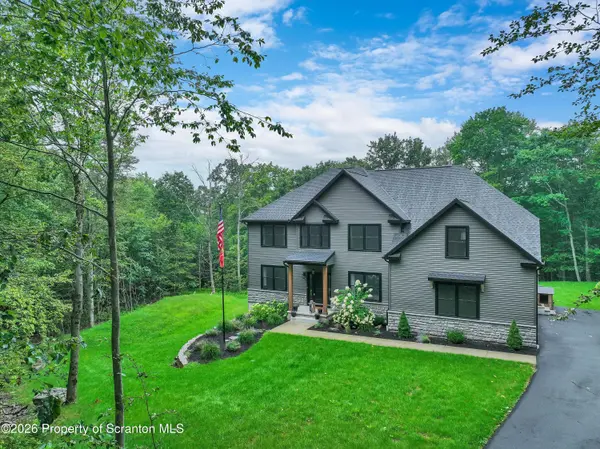 100 Highland RD, Roaring Brook Twp, PA 18444