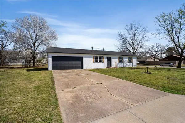 401 N Edgewood DR, Coffeyville, KS 67337