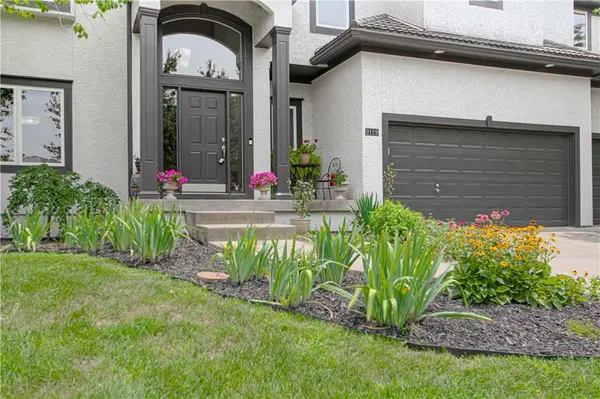 9129 Redbud LN, Lenexa, KS 66220