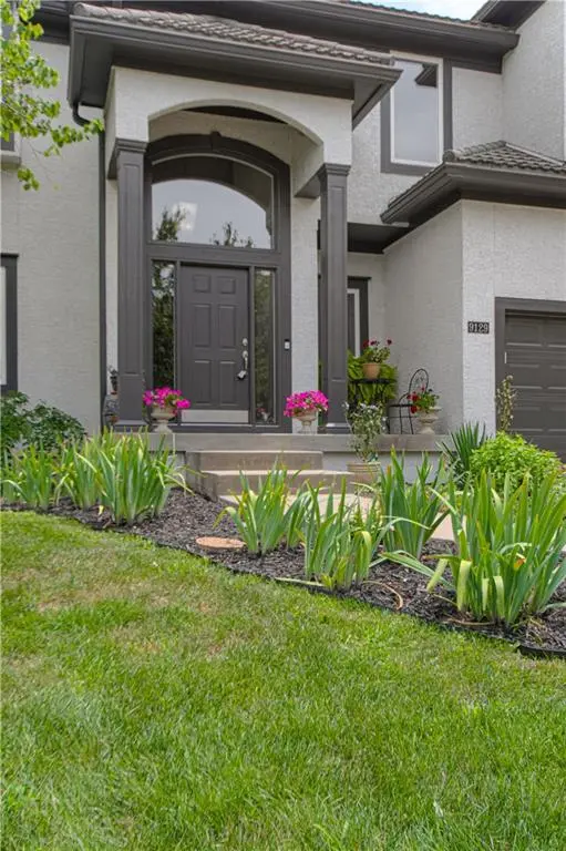 9129 Redbud LN, Lenexa, KS 66220