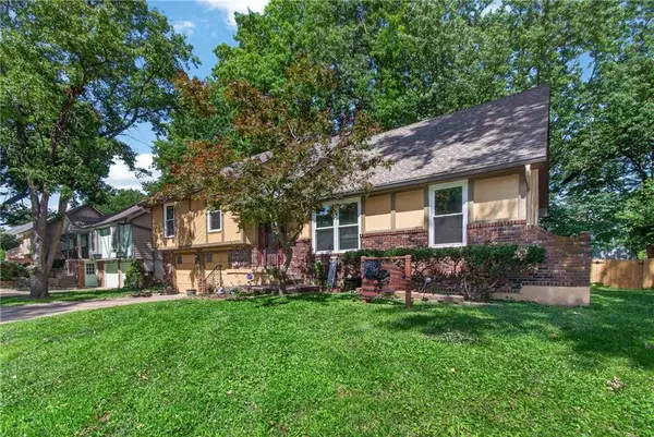 509 NE Country LN, Lee's Summit, MO 64086