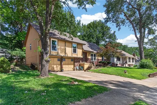 509 NE Country LN, Lee's Summit, MO 64086