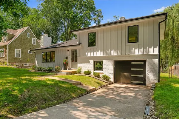 2806 W 48th ST, Westwood, KS 66205