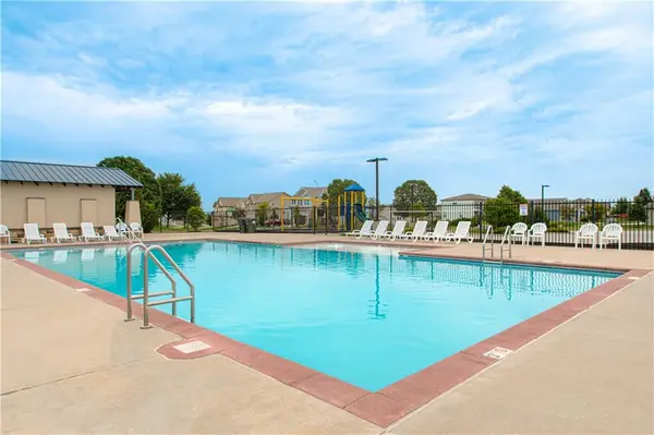 1148 SW Whitby DR, Lee's Summit, MO 64083