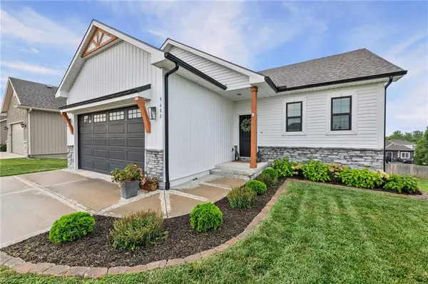 9600 N Lenox PL, Kansas City, MO 64154