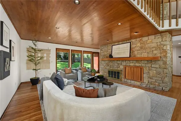 9964 Hemlock DR, Overland Park, KS 66212