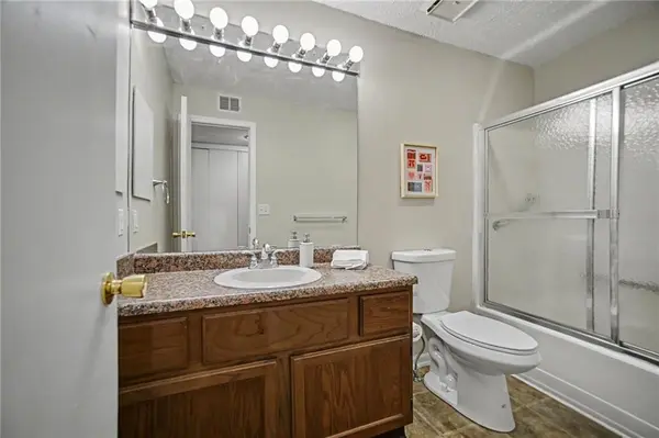 11216 Nieman RD #101, Overland Park, KS 66210