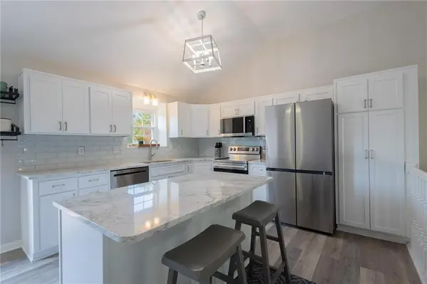 128 SW Tess CT, Lee's Summit, MO 64081