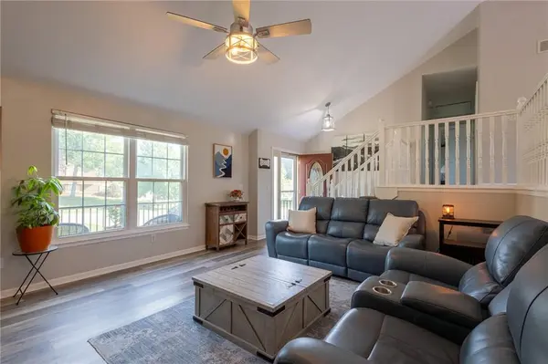 128 SW Tess CT, Lee's Summit, MO 64081
