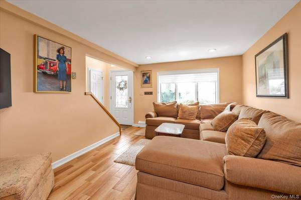 2781 S Saint Marks AVE, Bellmore, NY 11710