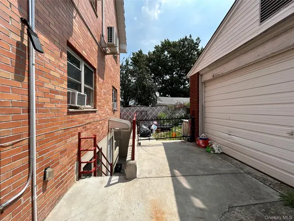 76-18 57th RD, Middle Village, NY 11379