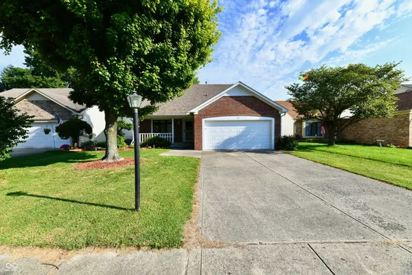 324 Suncrest DR, Greenwood, IN 46143