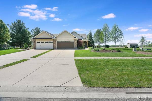 18074 W Oxford RD, Staunton, IL 62088