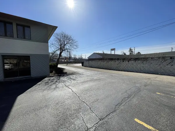 8 N Skokie HWY, Lake Bluff, IL 60044