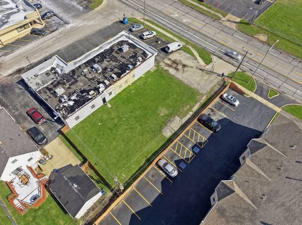 8404 S Roberts RD, Justice, IL 60458