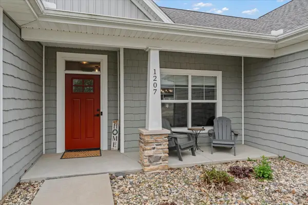 1207 Morningside LN, Mahomet, IL 61853