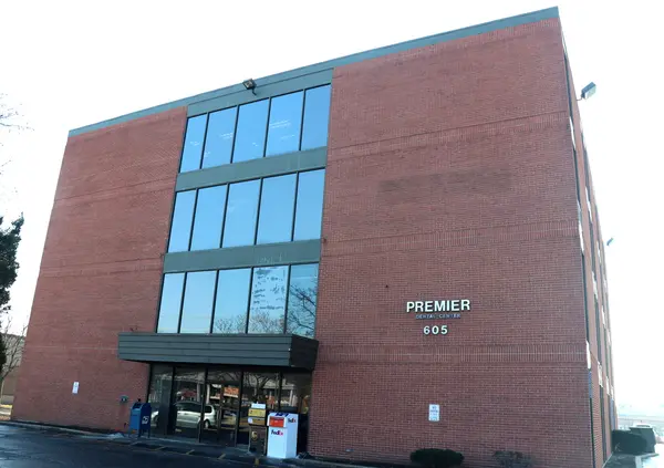 605 E Algonquin RD, Arlington Heights, IL 60005