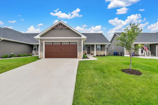 3052 Charissas PL, Bettendorf, IA 52722