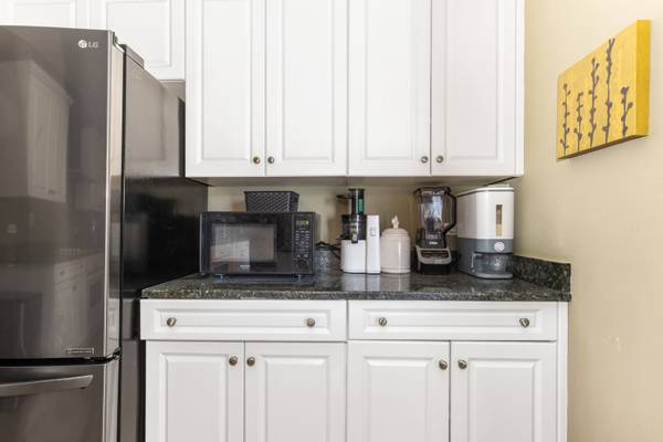4383 Canterbury CT #4383, St. Charles, IL 60174