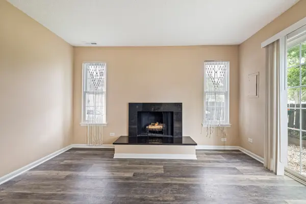 510 Nebraska CIR, Carol Stream, IL 60188