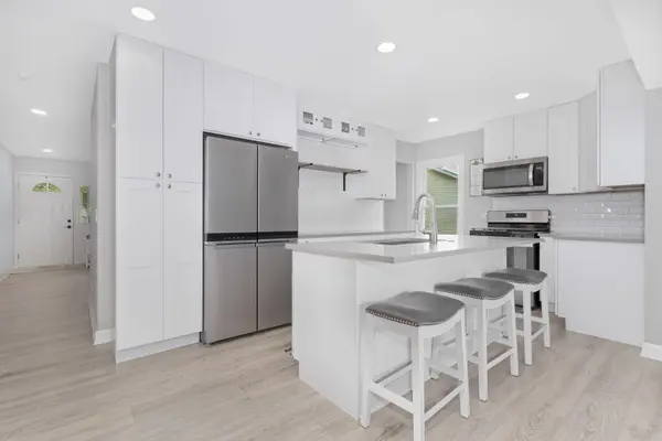 128 Farm Gate LN, Bolingbrook, IL 60440