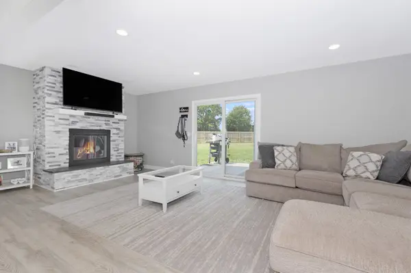 128 Farm Gate LN, Bolingbrook, IL 60440