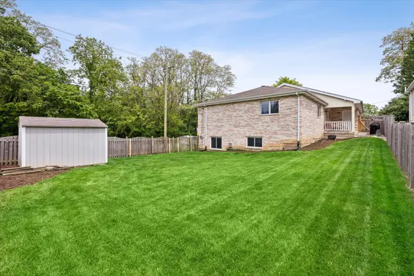 702 HICKORY ST, Lemont, IL 60439