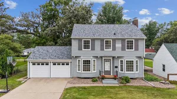 917 Holmes ST, Bettendorf, IA 52722