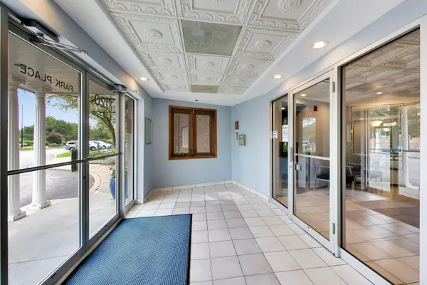 7120 N Milwaukee AVE #208, Niles, IL 60714