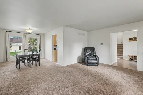 37 Yardley LN, Schaumburg, IL 60194