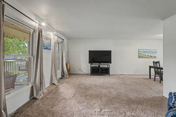 37 Yardley LN, Schaumburg, IL 60194
