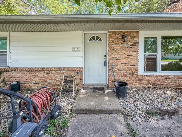 910 Maplepark DR, Champaign, IL 61821