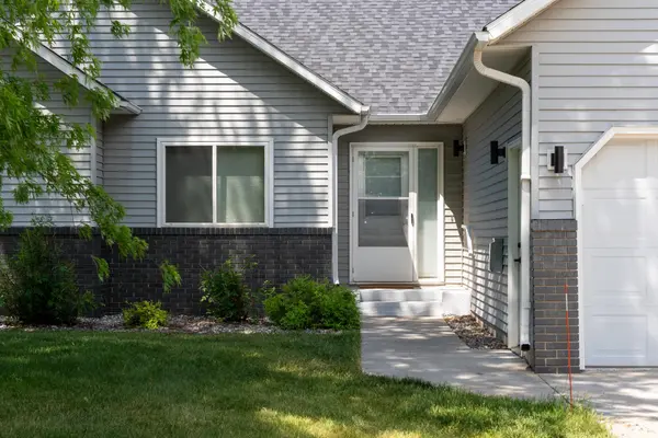 2541 S 26th AVE S, Fargo, ND 58103