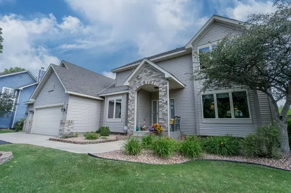 3895 Arlington DR, Woodbury, MN 55129