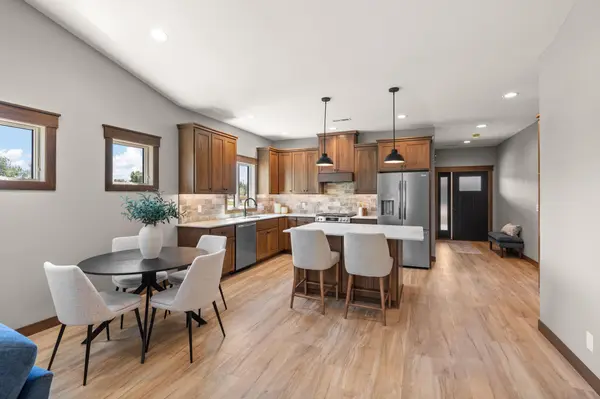 1060 Legend LN, River Falls, WI 54022