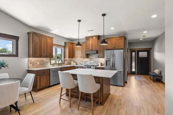 1060 Legend LN, River Falls, WI 54022