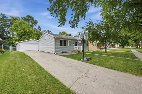 1850 16th ST S, Fargo, ND 58103