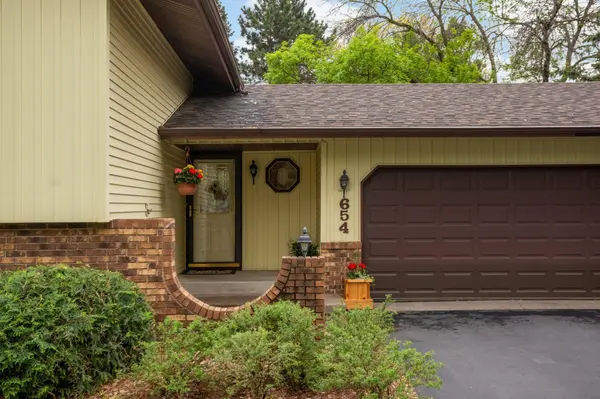 654 Tanglewood DR, Shoreview, MN 55126